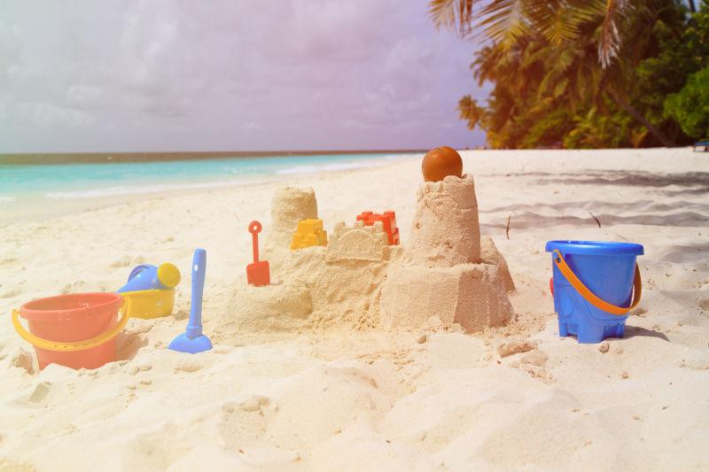 沙滩上的沙水玩具和沙子城堡