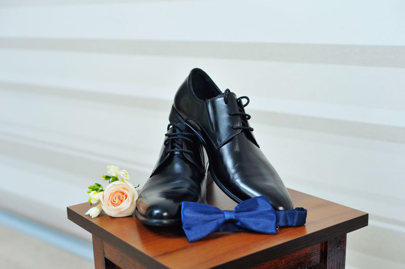 新郎鞋与蓝色领带结