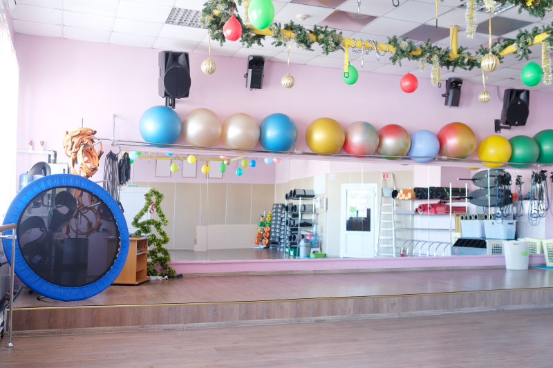 室内的健身器材和瑜伽球