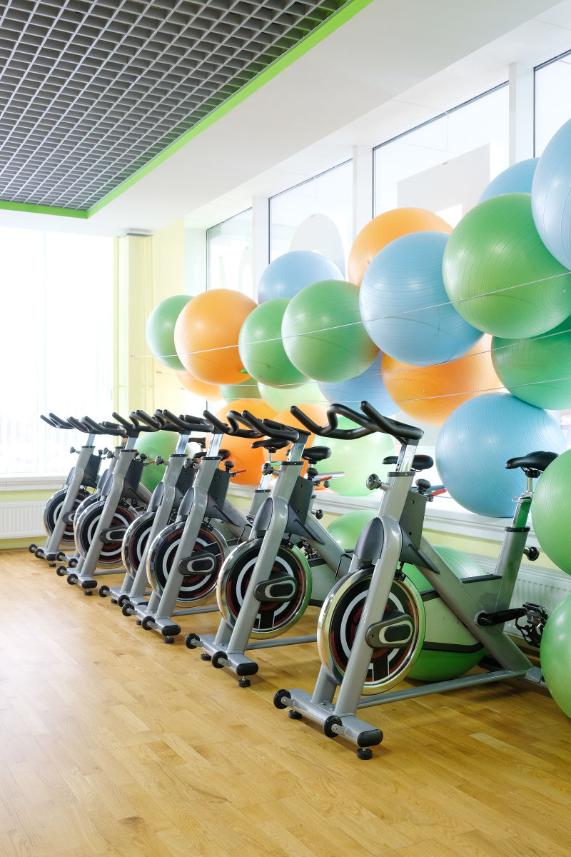 健身房的单车和气球