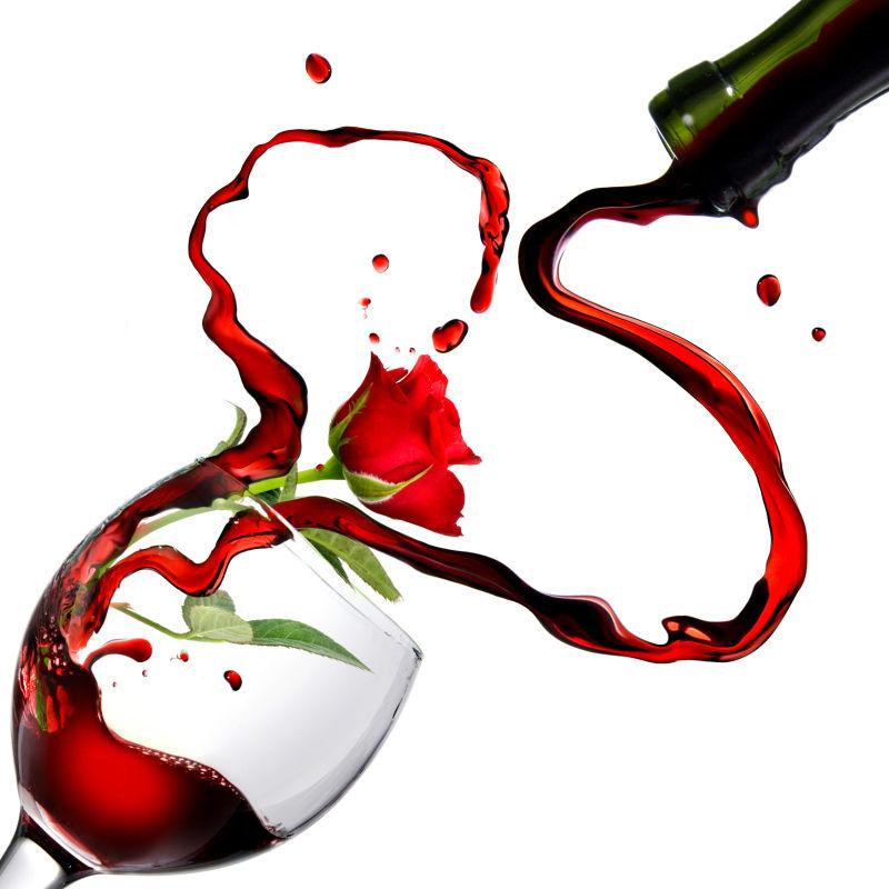 白色背景上的红酒倒入玫瑰花的酒杯