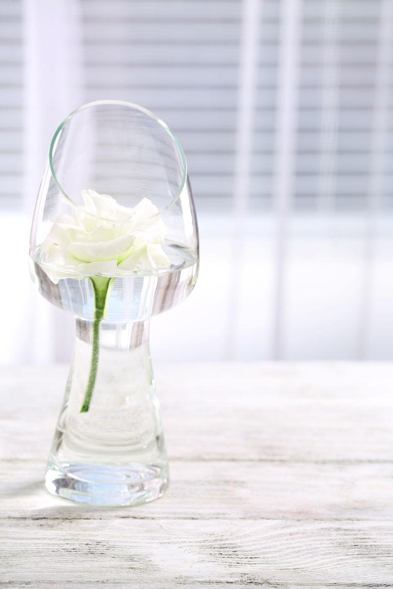 窗外美丽的玻璃花瓶中的花