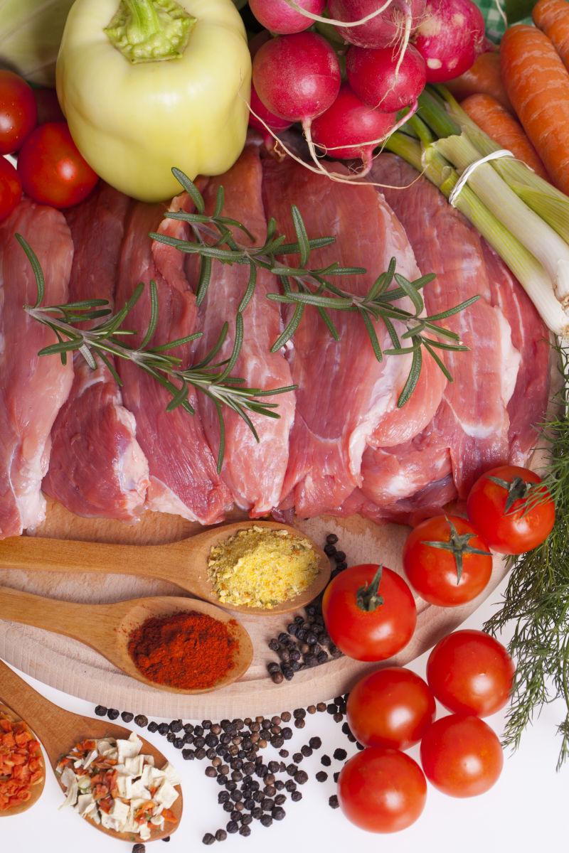 木板鲜猪肉和调料蔬菜