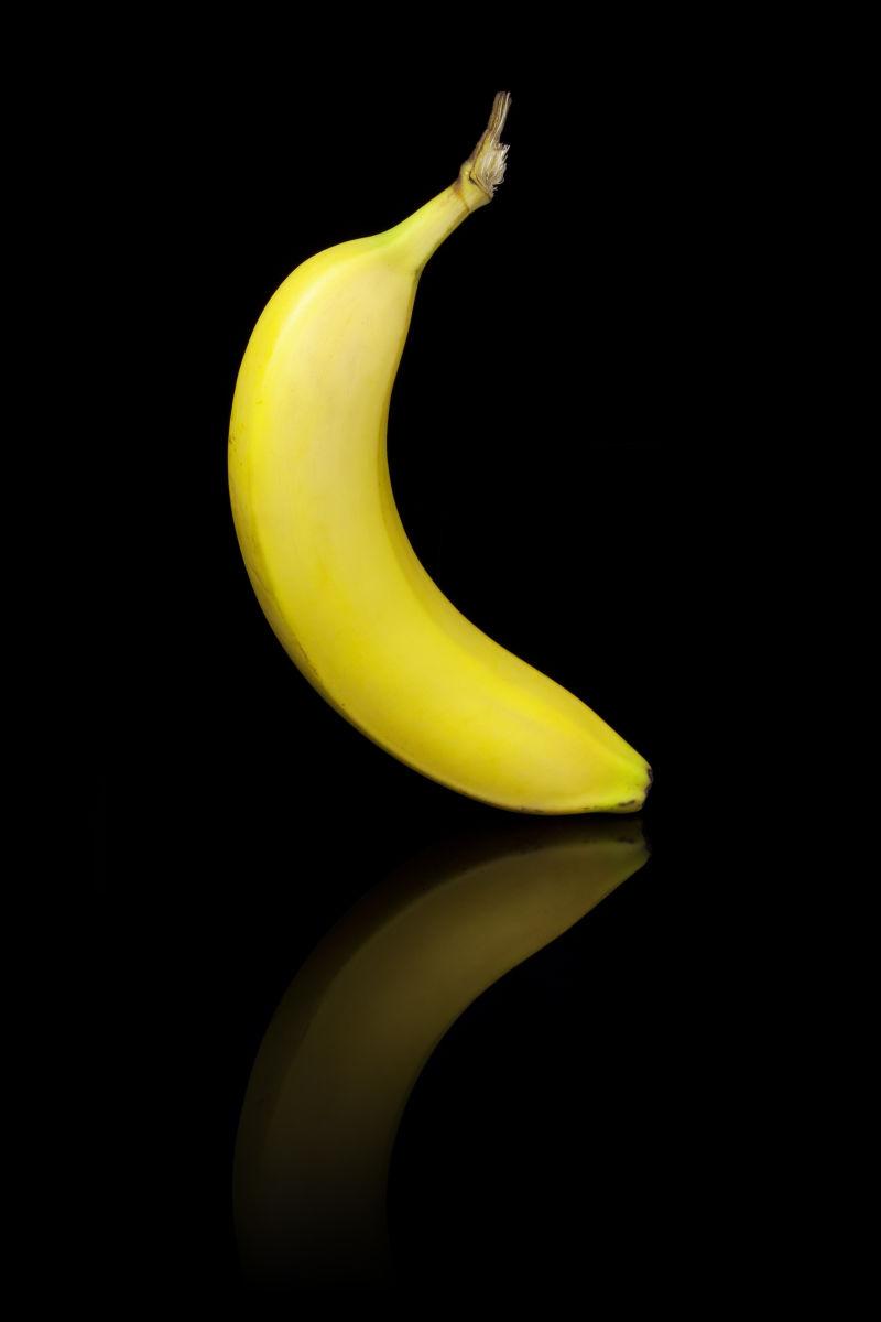 黑色反光背景下的香蕉