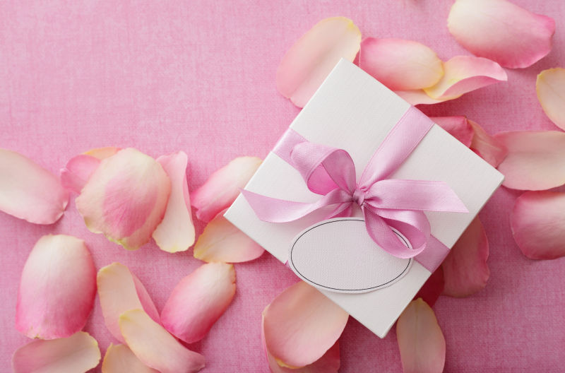 浪漫玫瑰礼品盒的蝴蝶结丝带