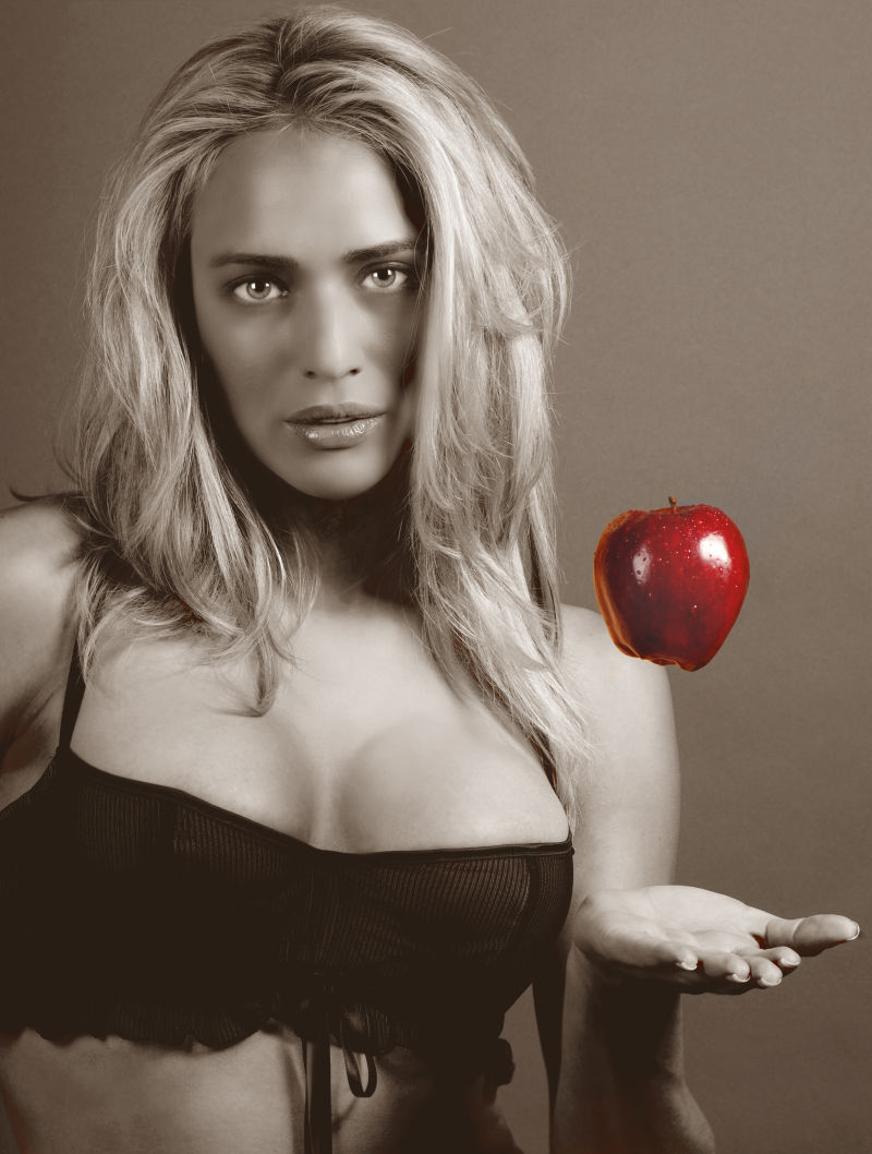 一个苹果悬浮在美女的手中