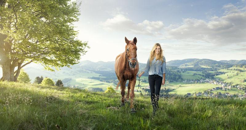德国山上有马的漂亮女孩