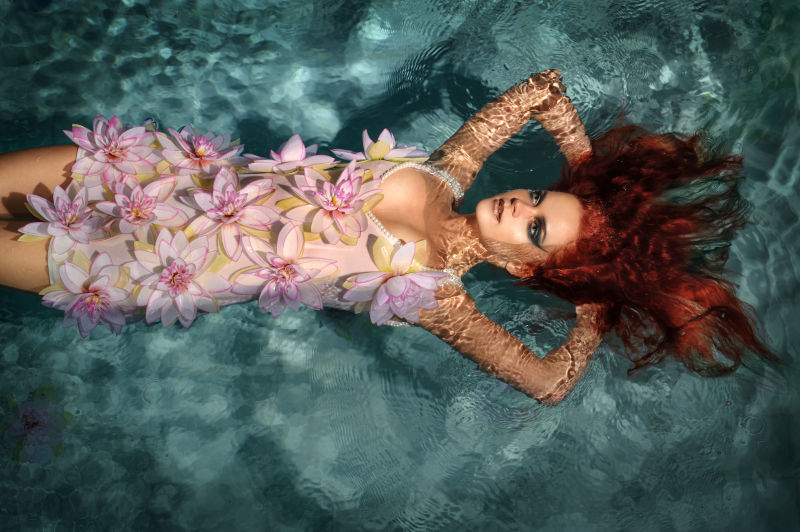 红发美女躺在水里