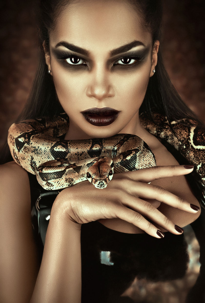美女和凶猛的蟒蛇
