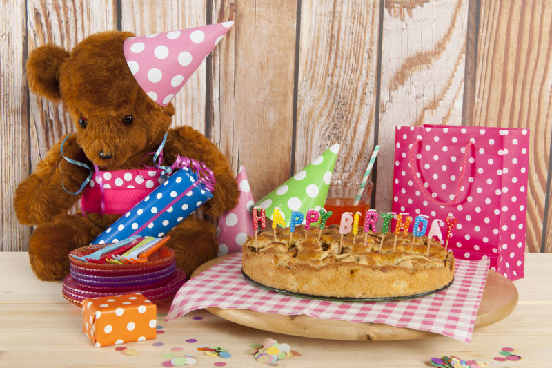 小熊玩偶与生日蛋糕