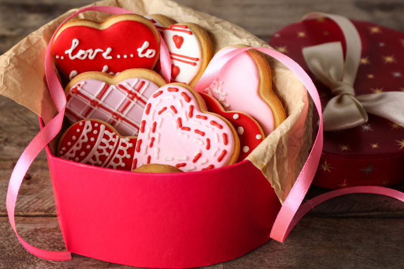 红色心形盒里的爱心饼干