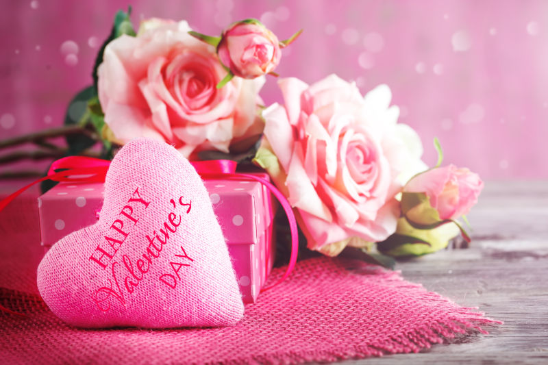 桌子上的粉色玫瑰和情人节礼物