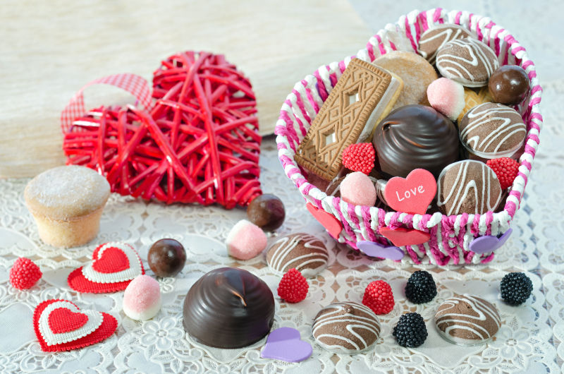 桌子上的情人节饼干和糖果