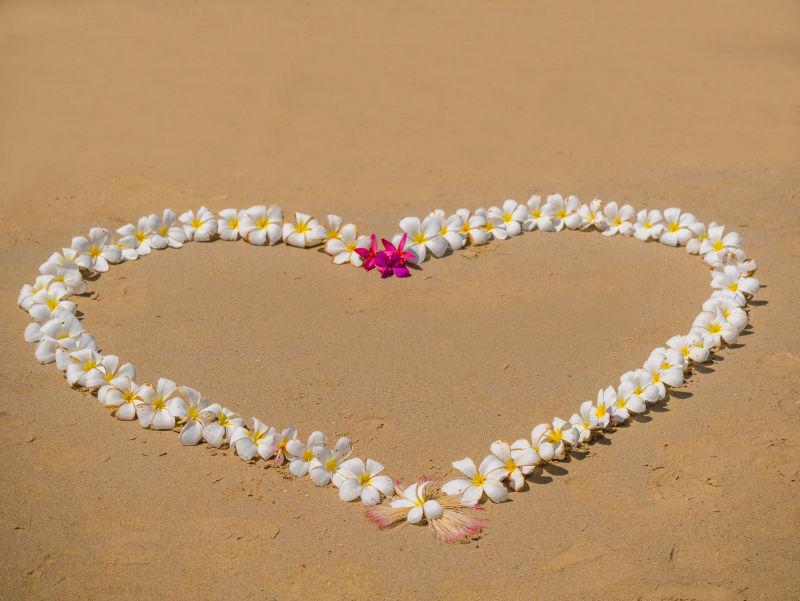 沙滩上的爱情心形花环