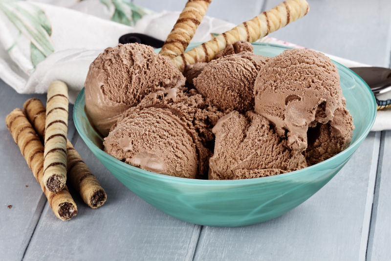 绿色盘子中的巧克力味冰淇淋