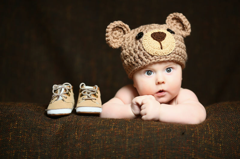 好奇的婴儿和可爱的鞋子