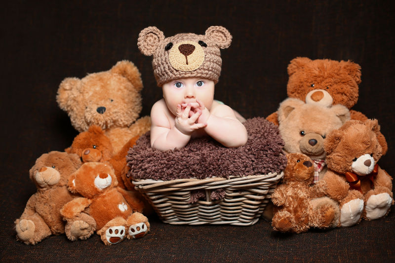 一个可爱的婴儿和很多可爱的小熊
