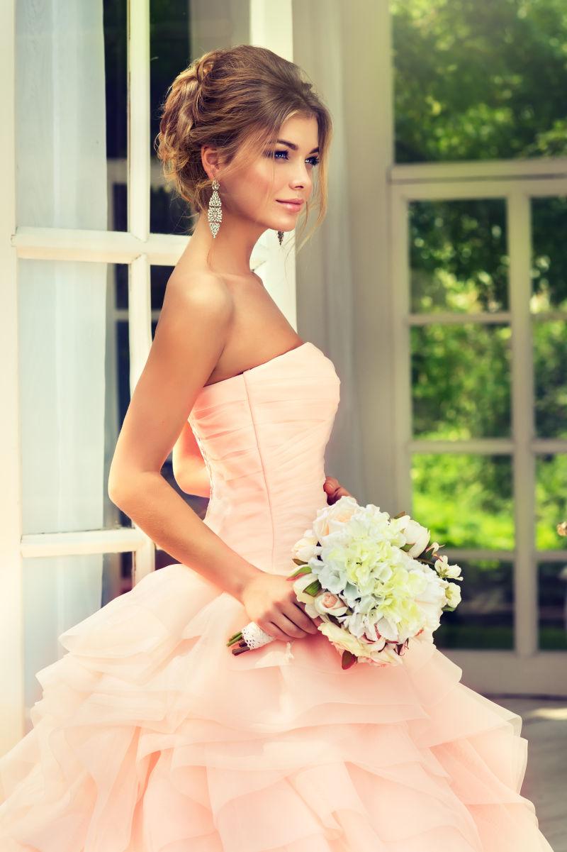 穿着粉色婚纱的外国新娘