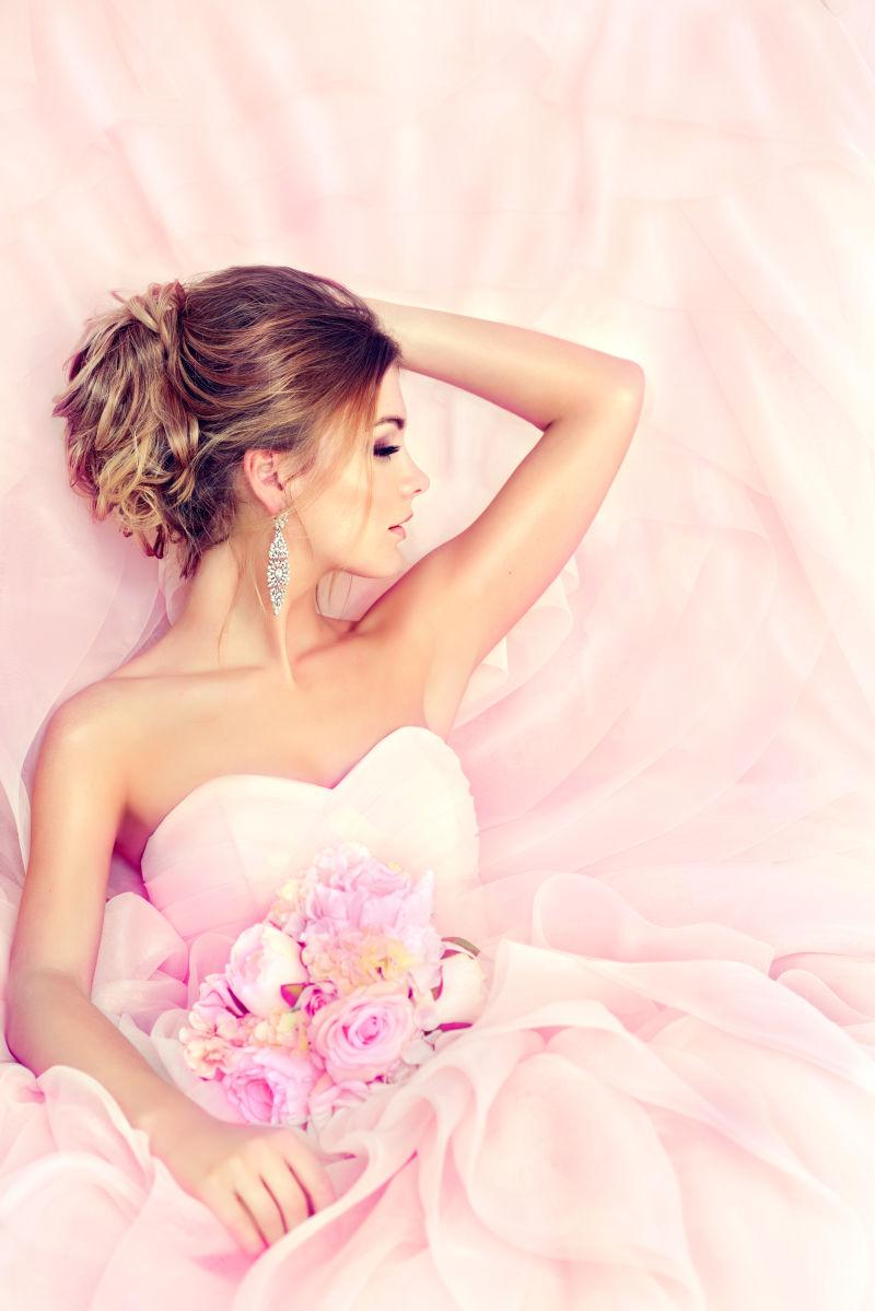 穿着粉色婚纱的美女新娘