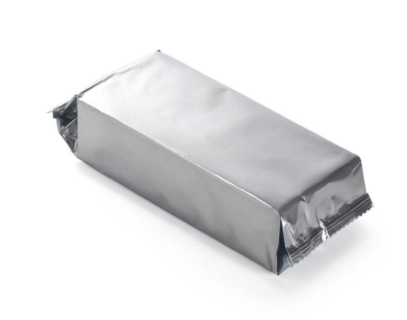 白色背景上的长方形的空白食品包装袋