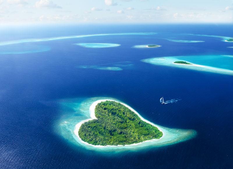 蓝色海面上的心形小岛