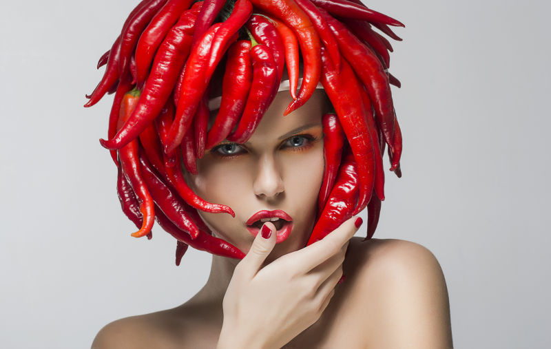 以红辣椒为头饰的时尚女性