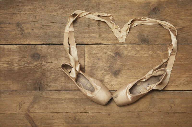 木板上的旧芭蕾舞鞋