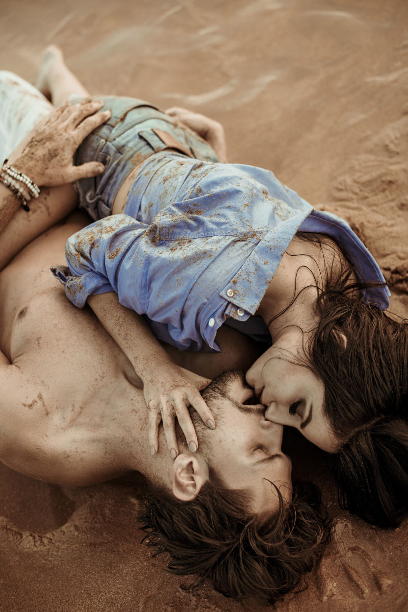 躺在沙滩上的年轻情侣