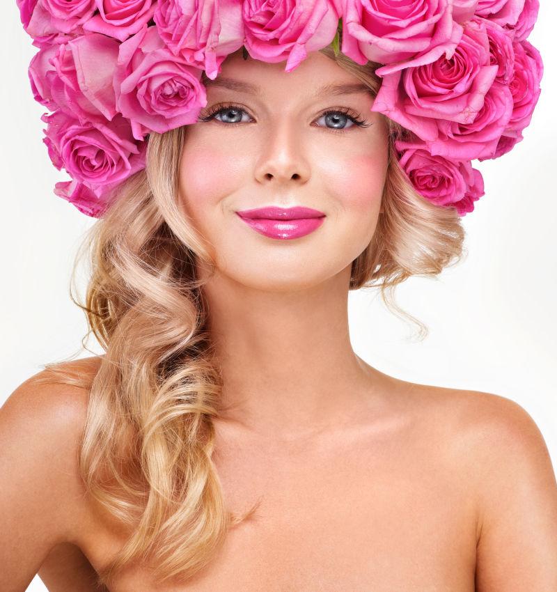 时尚美女模特戴着粉红玫瑰