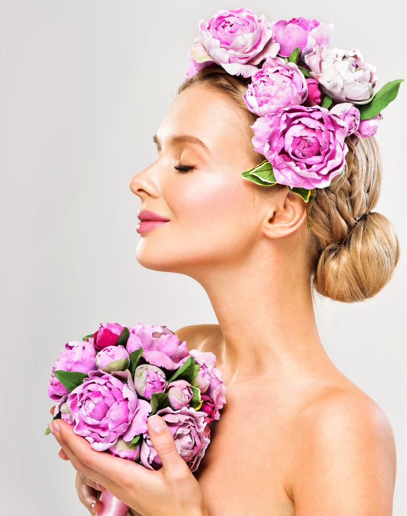 时尚美女模特带着鲜花在头发上