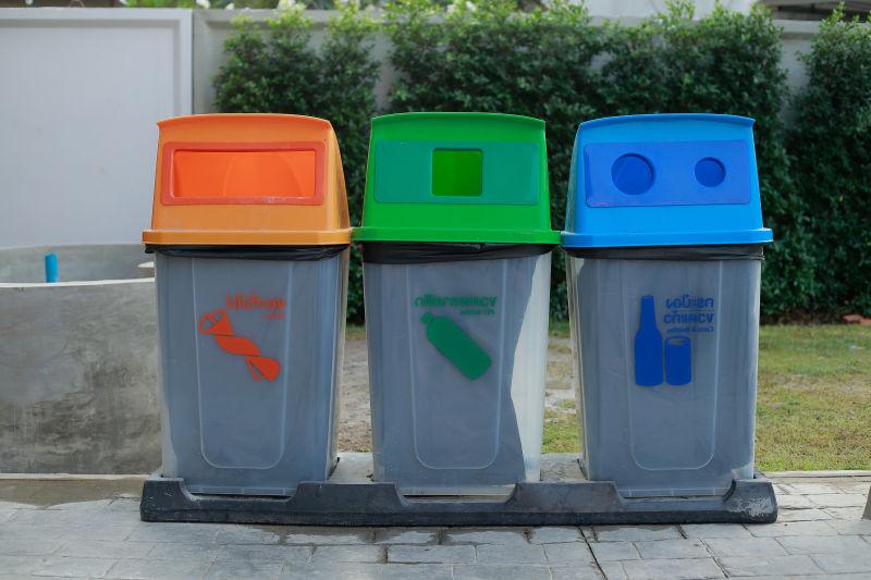 三个环保垃圾桶