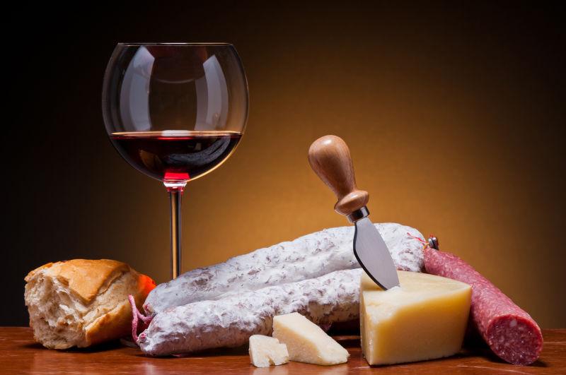 意大利腊肠奶酪和葡萄酒
