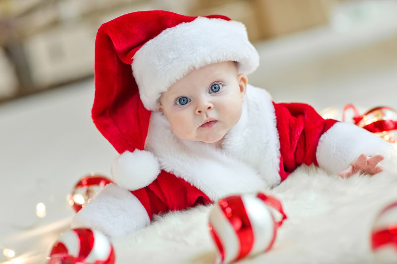 睁大双眼的宝宝穿着圣诞服