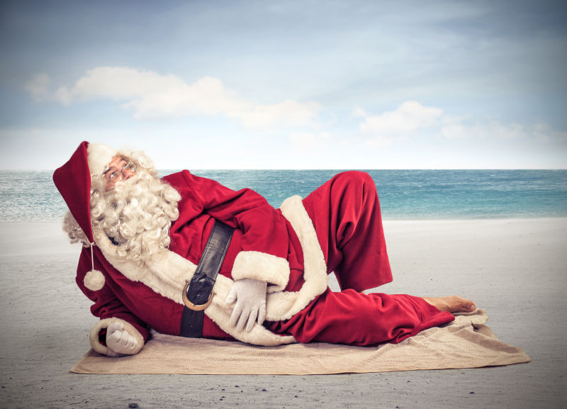 圣诞老人在海边度假