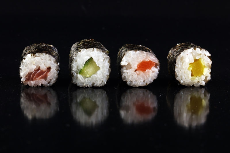 寿司和寿司倒影