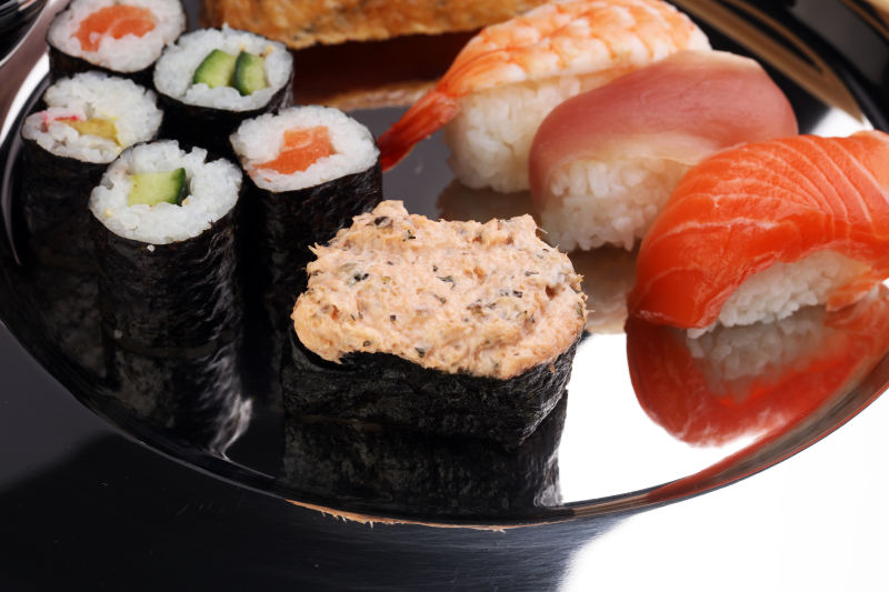 寿司搭配鲑鱼和不锈钢盘子