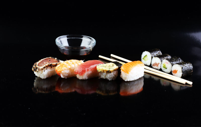 寿司配上筷子和酱料