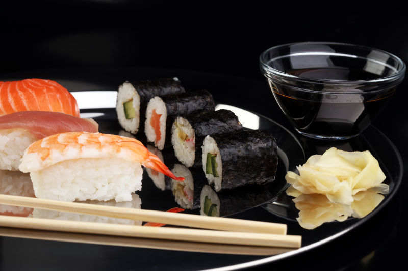 好吃的刺身寿司和紫菜寿司