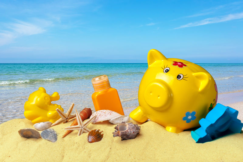海滩上戴着太阳镜的夏日存钱罐