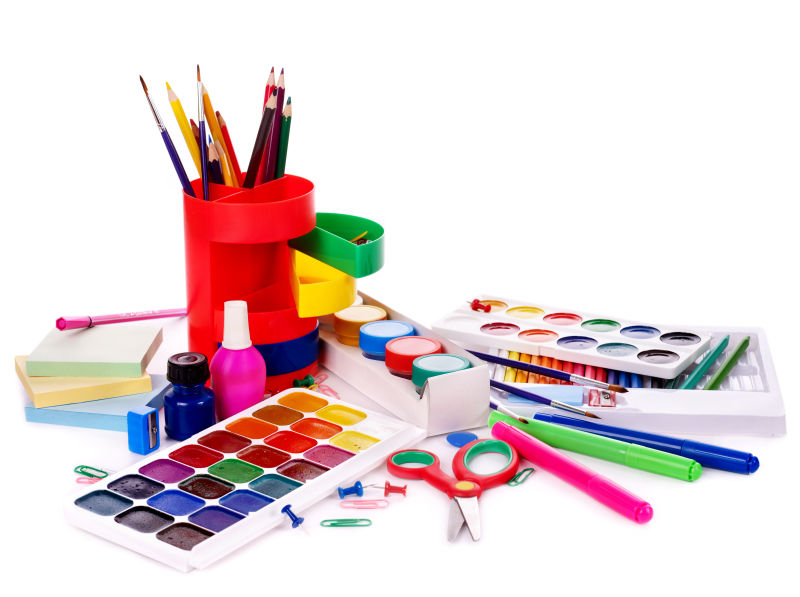 桌子上的彩色铅笔和颜料