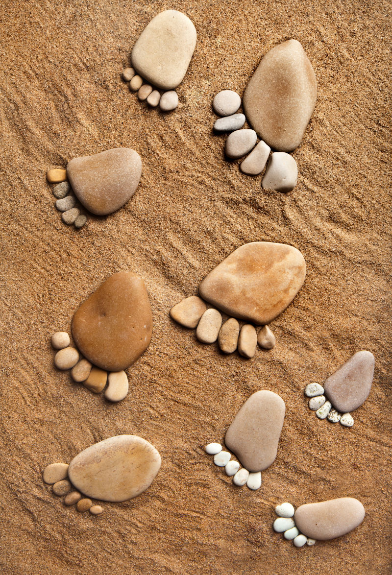 沙滩上用鹅卵石拼成的脚印图案