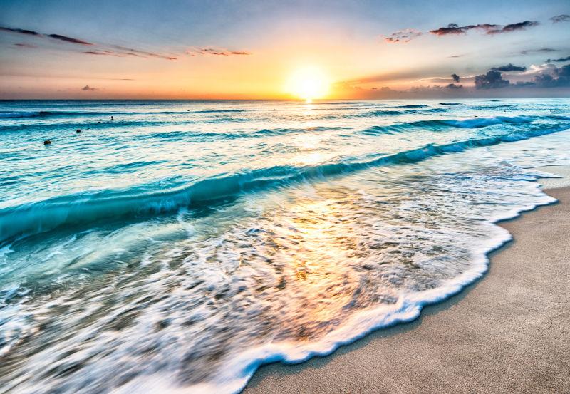 夕阳下的蓝色海浪