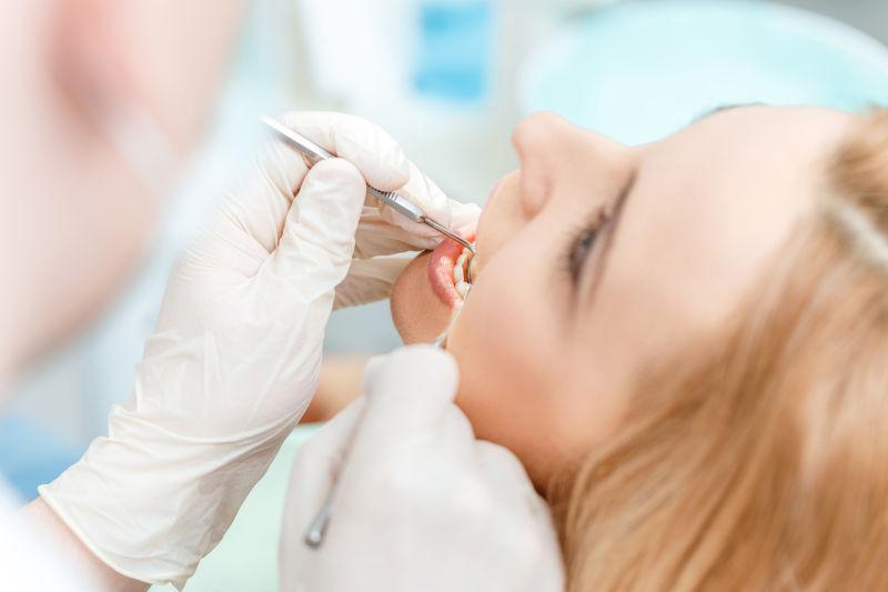 牙诊所做牙齿检查的女人