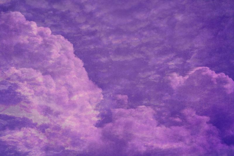 紫色天空里的云彩
