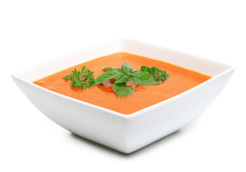 白色碗里的西红柿汤
