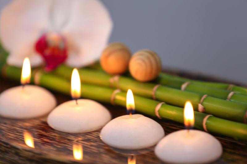 木质板上的蜡烛和竹子