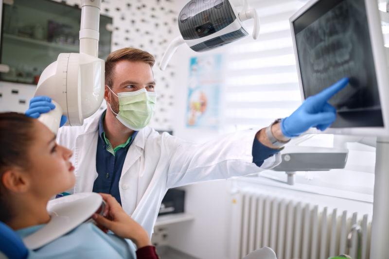 牙医和病人仪器查看CT片