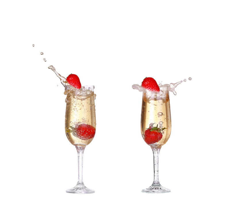 白色背景上两杯放着草莓的香槟