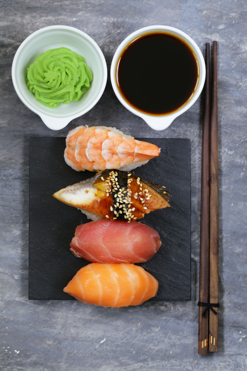 日本传统寿司配三文鱼金枪鱼虾
