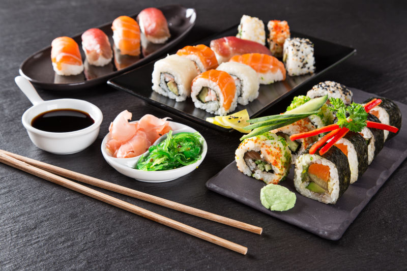 日本海鲜寿司和三文鱼寿司
